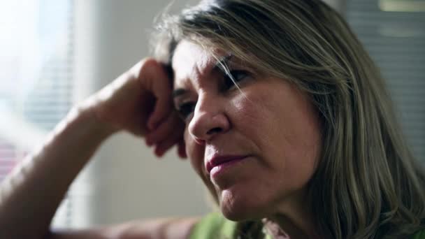 Düşünceli Orta Yaşlı Bir Kadın Pencere Kenarında Derin Zihinsel Yansıması — Stok video