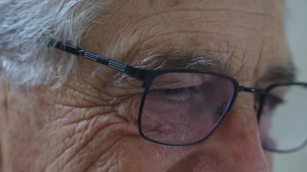 Orang Tua Menutup Mata Dengan Kacamata Membaca Senior Detail Wajah — Stok Video