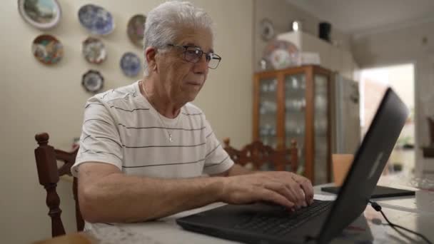 Senior Man Typt Laptop Computer Toetsenbord Woonkamer Thuis Oudere Persoon — Stockvideo