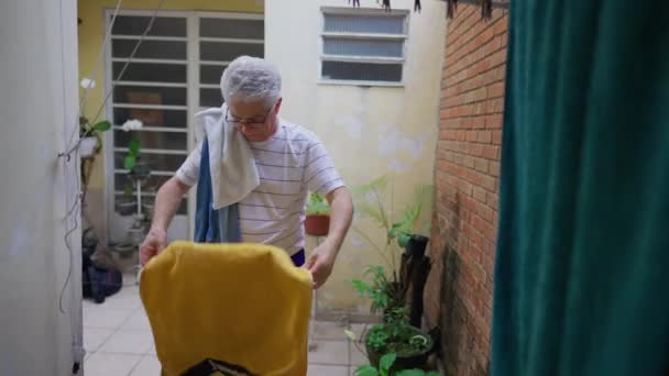 Hombre Mayor Quitando Toallas Perchas Secado Patio Trasero Del Hogar — Vídeos de Stock