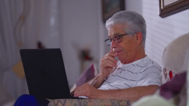 Bekymrad Äldre Man Framför Laptop Dator Med Upptagen Frustrerad Uttryck — Stockvideo