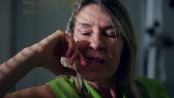 Kontemplativ Medelålders Kvinna Engagerad Djup Reflektion Inomhus Genom Fönstret — Stockvideo