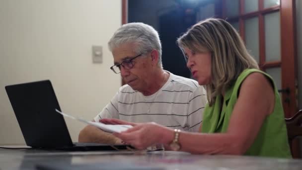 Huolestunut Pari Puhuu Erääntyneestä Laskusta Kannettavan Tietokoneen Edessä Kotona Keittiön — kuvapankkivideo