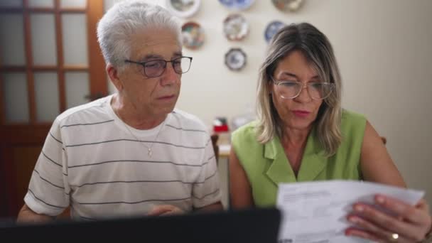 Couple Âgé Détresse Discuter Des Problèmes Financiers Maison Devant Ordinateur — Video