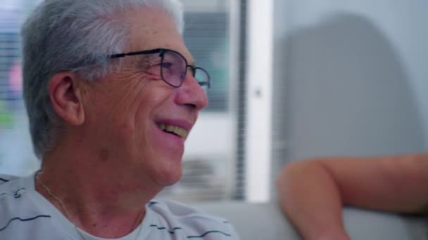 Glückliches Reifes Paar Interaktion Älterer Mann Wendet Sich Freudiger Frau — Stockvideo