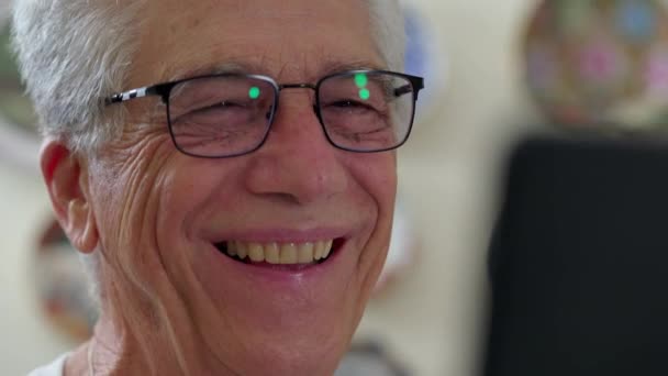 Glücklicher Älterer Mann Lacht Und Lächelt Während Aus Dem Auf — Stockvideo