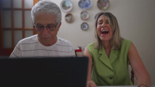 Spontan Skratt Mellan Glada Äldre Par Interagerar Med Laptop — Stockvideo