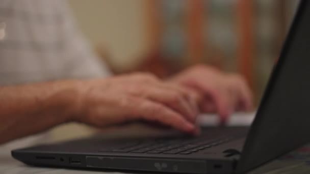 老年人在电脑笔记本电脑上打字 白发老年人从事现代技术工作 长者在网上浏览互联网 — 图库视频影像