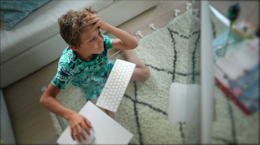 Bilgisayar masaüstü tarama interneti kullanan genç çocuk