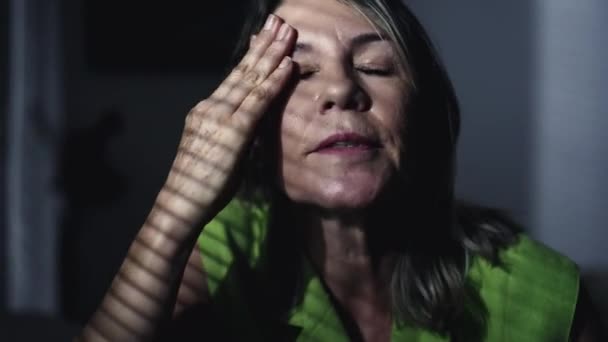 Mulher Deprimida Luta Com Ansiedade Frustração Casa Sozinha Sentimento Solitário — Vídeo de Stock
