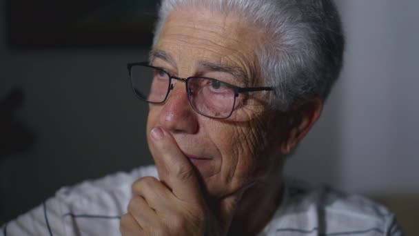 Uomo Anziano Pensieroso Con Sguardo Contemplativo Persona Anziana Dai Capelli — Video Stock