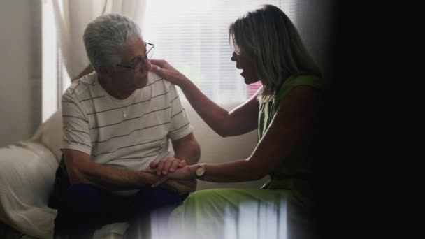 老年人与支助性伙伴进行犬牙对话 在家里与艰难时刻奋斗 — 图库视频影像