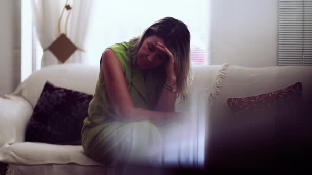 Νευρωτική Ηλικιωμένη Γυναίκα Κάθεται Στο Σπίτι Καναπέ Αγωνίζονται Την Ανησυχία — Αρχείο Βίντεο