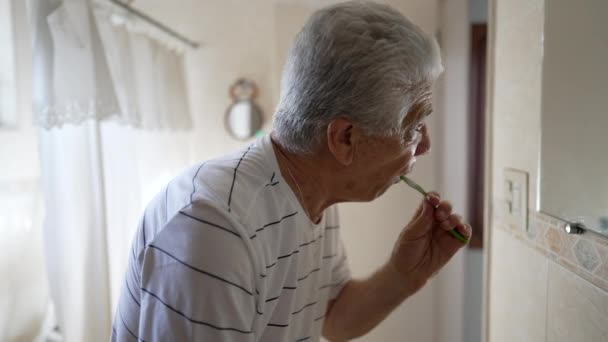 Sabah Rutininin Bir Parçası Olarak Dişlerini Fırçalayan Yaşlı Adamın Sıradan — Stok video