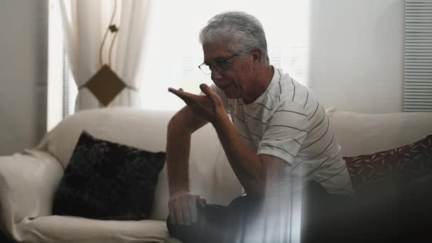 Καταθλιπτικός Senior Man Alone Home Αγωνίζεται Άγχος Και Λύπη Κάθεται — Αρχείο Βίντεο