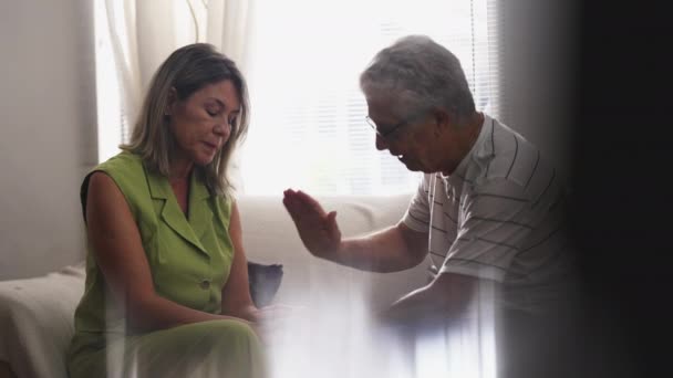 Senior Mann Zeigt Unterstützung Und Hilfe Für Eine Frau Mittleren — Stockvideo