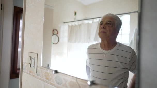 Älterer Mann Der Vor Dem Badezimmerspiegel Steht Und Sein Eigenes — Stockvideo