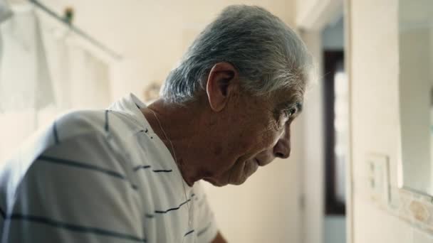 Starší Šedovlasý Muž Tváří Tvář Smutku Zírající Reflexi Koupelně Zrcadlo — Stock video
