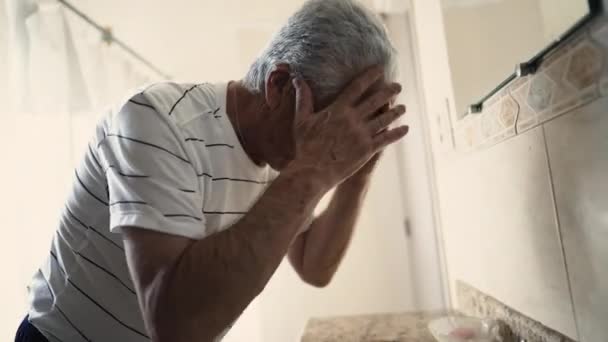 Älterer Mann Der Morgens Badezimmer Steht Und Sein Eigenes Spiegelbild — Stockvideo