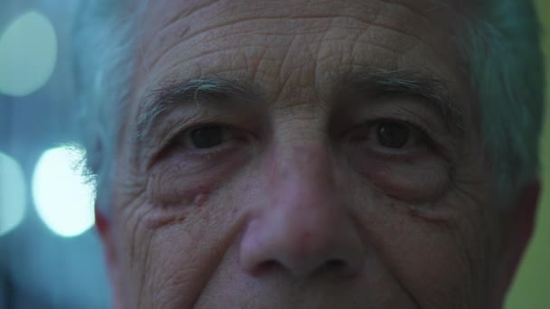 Makro Nahaufnahme Eines Ernsten Älteren Mannes Der Die Kamera Starrt — Stockvideo