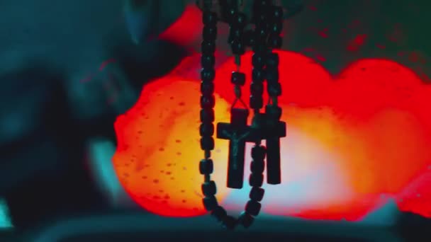 운전하는 자동차 유리에 표시되는 기독교 십자가 헌신과 감사의 — 비디오