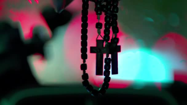 Christian Cross Wisi Przedniej Szybie Samochodu Symbol Religijny Wykazujący Oddanie — Wideo stockowe