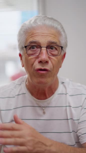 Elderly Man Συμμετοχή Βιντεοδιάσκεψη Την Οικογένεια Κατακόρυφο Βίντεο Του Παππού — Αρχείο Βίντεο