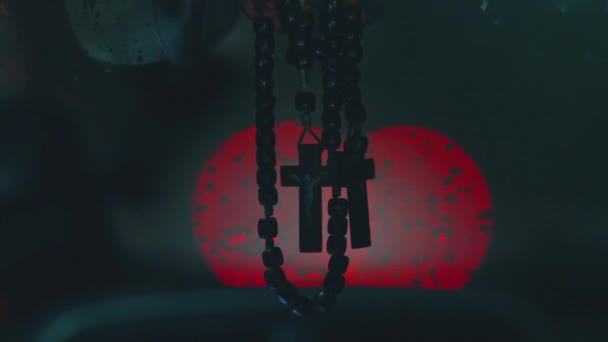 Symbol Víry Křesťanský Kříž Čelním Skle Auta Indikující Oddanost Naději — Stock video