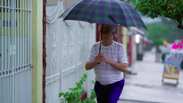 Starší Muž Dosáhne Rezidence Dešti Otevře Zavře Deštník Chodí Chodníku — Stock video