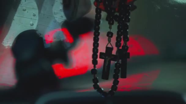 배경에서 내리는 자동차 유리에 기독교 십자가 희망과 믿음의 — 비디오