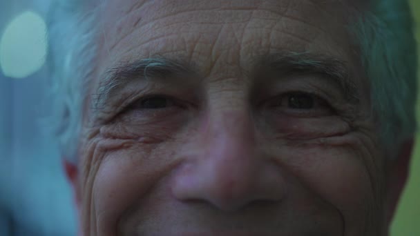 Šťastný Starší Muž Makro Detailní Záběr Usmívá Kamery Stáří Ukazuje — Stock video