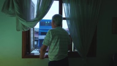 Son sınıf öğrencisi akşamleyin yatak odasının penceresinde durup öğleden sonra yağan yağmuru izliyor. Düşünceli, yaşlı, gri saçlı, emekli bir adam evinden mahalleyi gözetliyor.