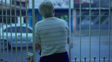 Yağmurlu bir akşamda sokağa çıkan, şemsiyeyi açan ve kaldırımda ağır çekimde yürüyen son sınıf öğrencisi. Yaşlı yetişkin insan evden ayrılıyor, kapıyı kapatıyor.