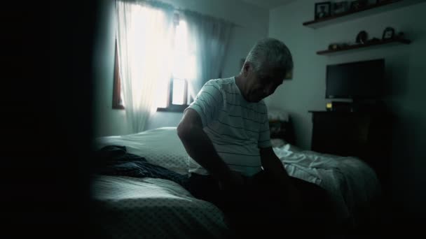 うつ病のベッドルームシーン 高齢者 一人で古い 悲しみと悲しみとの闘い — ストック動画