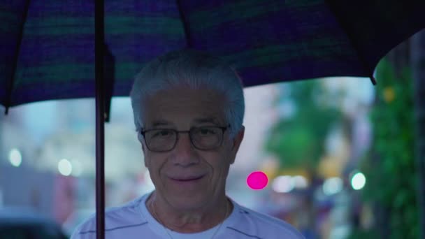 Starší Muž Dešti Drží Deštník Starší Šedovlasý Zralý Běloch Kráčí — Stock video