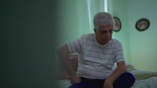 Derin Düşüncelere Dalmış Yaşlı Adam Düşüncelerle Boğuşurken Yatağının Yanında Endişeli — Stok video