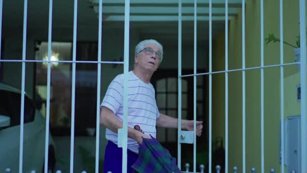 Senior Man Die Paraplu Opent Beschermen Tegen Regen Stapt Uit — Stockvideo
