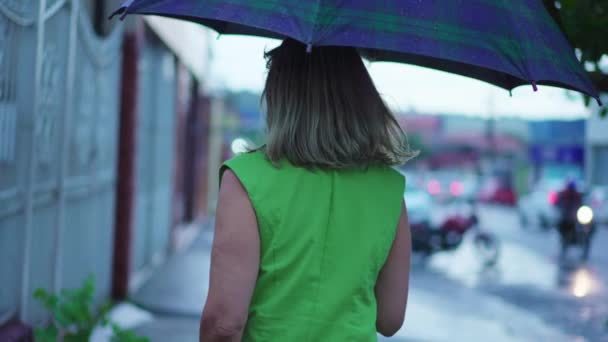 Zadek Člověka Který Kráčí Dešti Drží Deštník Žena Procházka Městské — Stock video