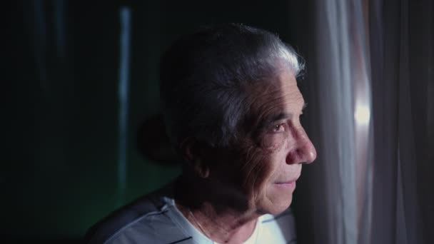 Pensive Senior Man Zoek Naar Buiten Home Window Contemplatief Kijken — Stockvideo