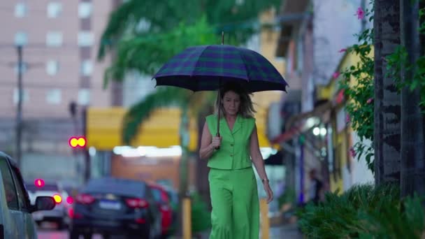 Pensive Woman Walking Rain Holding Deštník Walling Urban Environment Sidewalk — Stock video