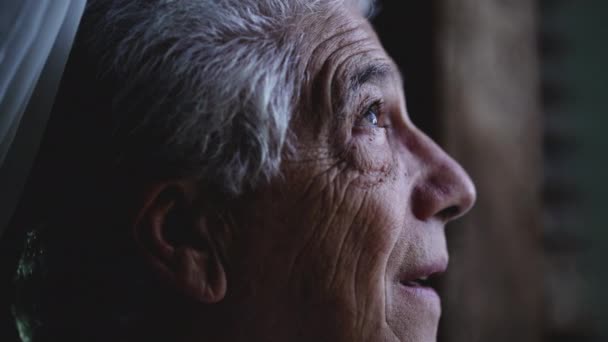 Uomo Anziano Volto Primo Piano Guardando Cielo Dalla Finestra Casa — Video Stock