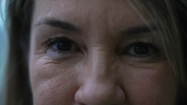 Ekstremalne Makro Zbliżenie Kobiety Pięćdziesiątce Patrzącej Kamerę Surowym Poważnym Wyrazem — Wideo stockowe