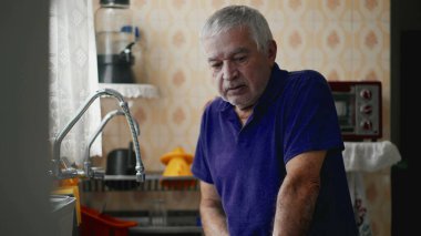 Bunalımlı yaşlı adam evde yaşlılıkla boğuşuyor, sıkıntı ve umutsuzluk içindeki yaşlı bir insanın dramatik sahnesi, kötü sağlıktan muzdarip olan kişi.