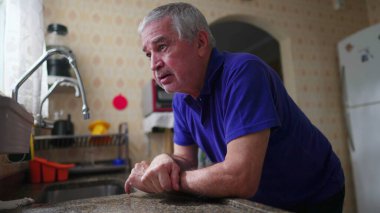 Bunalımlı son sınıf öğrencisi yalnızlık, endişe ve stres içinde. Evde yaşlı adam tarafından hissedildi. Mutfak lavabosuna yaslandı.