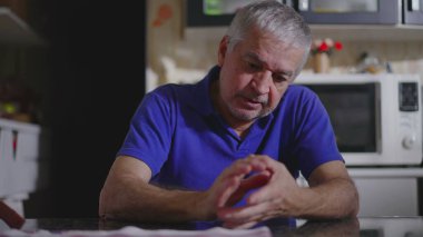 Melankolik Yaşlılar Mutfak Masasında Tek Başına Oturuyor, Yaşlılar Akıl Hastalığı ve Yalnızlıkla Mücadele Ediyor