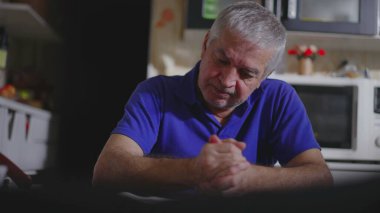 Melankolik Yaşlılar Mutfak Masasında Tek Başına Oturuyor, Yaşlılar Akıl Hastalığı ve Yalnızlıkla Mücadele Ediyor