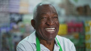 Kıdemli Afro-Amerikan Marketi çalışanı Gülümsüyor Kolları çapraz ve yakın çekim yüzlü ürünlerle neşe içinde koridorda duruyor