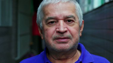 Son sınıf öğrencisinin yüzü mutluluktan ciddiyete doğru değişiyor, olumsuz haberler alıyor. Tıraşsız, kır saçlı, 70 'li yaşlarda ifadesini değiştiren yaşlı insan endişelenmeye başladı.