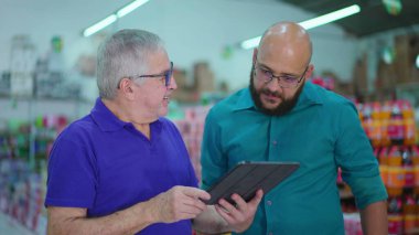 Yerel Market Kıdemli Yöneticisi Tablet Aygıtı ile Görevleri Görevlendirme