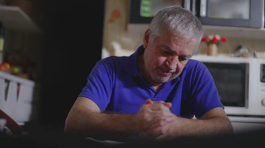 Melankolik Yaşlılar Mutfak Masasında Tek Başına Oturuyor, Yaşlılar Akıl Hastalığı ve Yalnızlıkla Mücadele Ediyor